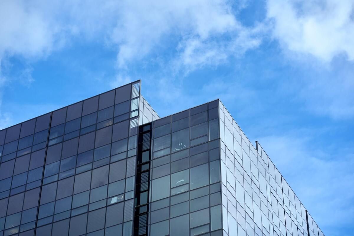 Biurowiec z paneli fotowoltaicznych