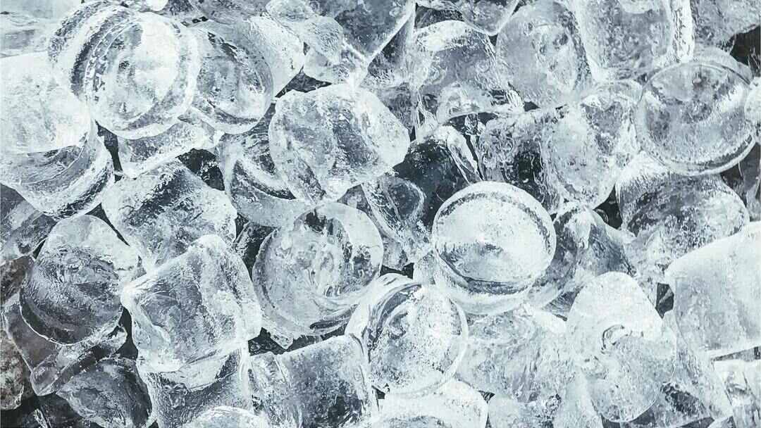 Kostki lodu powstałe dzięki chłodzeniu wyparnym
