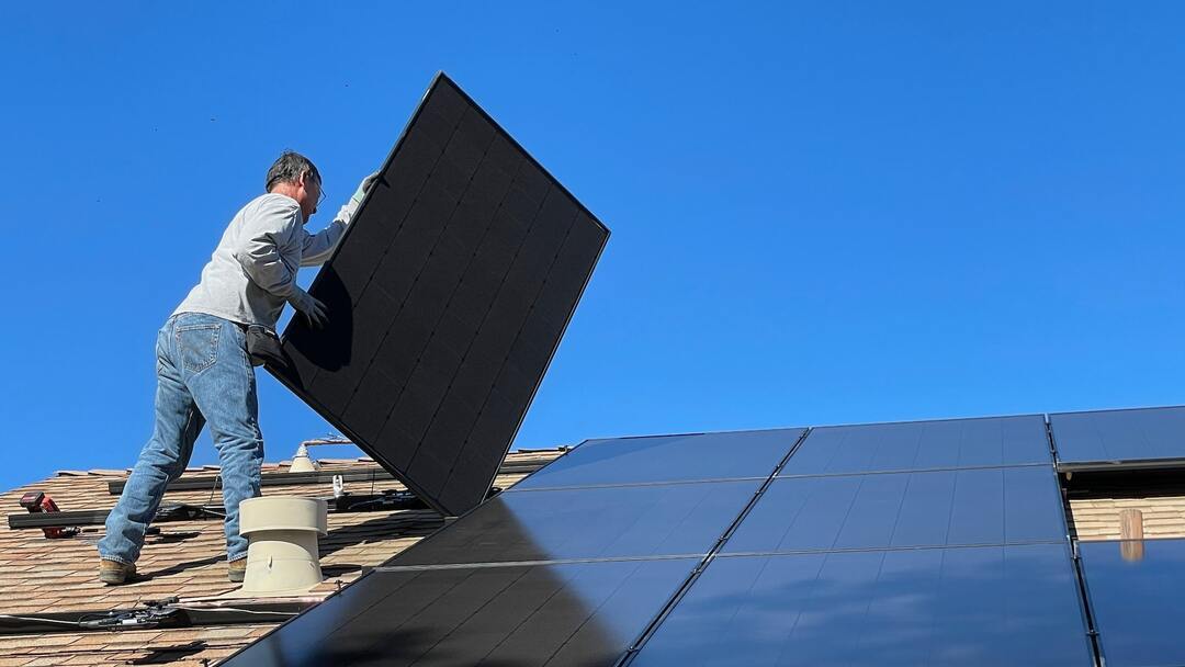 Montaż paneli słonecznych na dachu