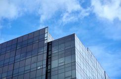 Biurowiec z paneli fotowoltaicznych